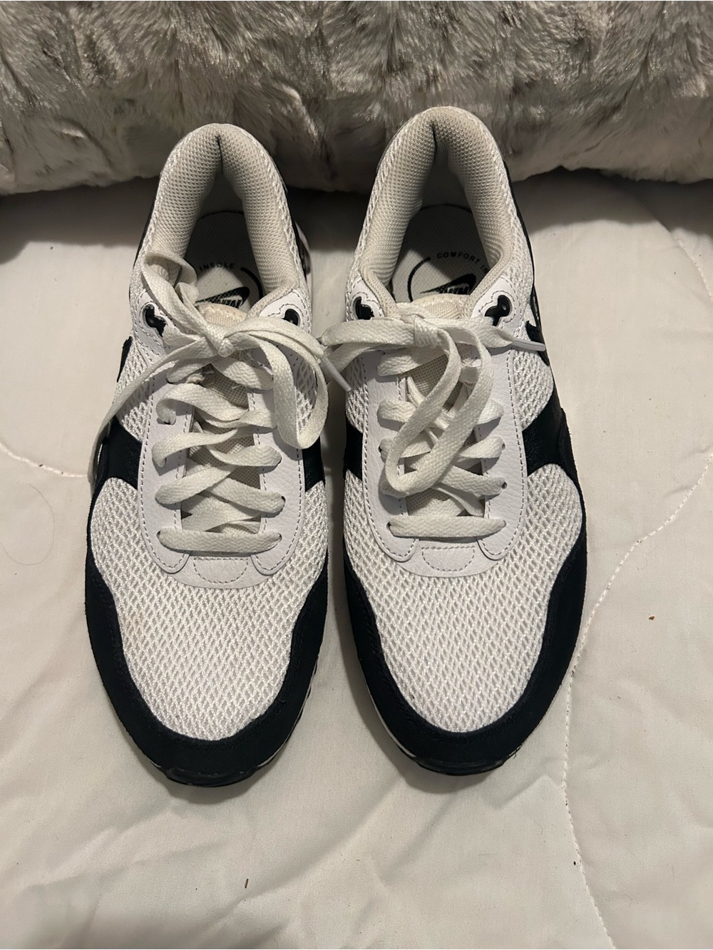 Nike Men's White and Black Athletic Sneakers